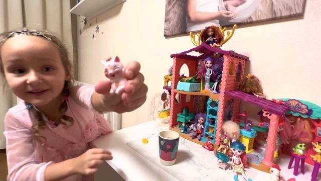 Распаковка Petya Pig Streusel Nisha Энчантималс/Enchantanimals смотреть онлайн