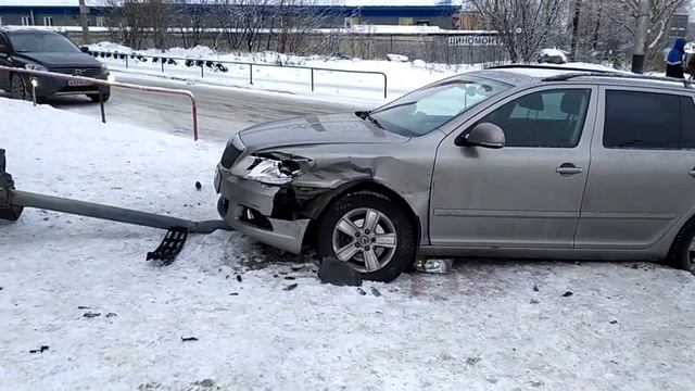 Шкода снесла светофор возле О'Кея в Мурманске. смотреть онлайн