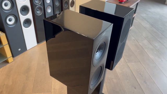 KEF R3 Meta | Altavoces con tecnología Metamaterial - Color Negro смотреть онлайн