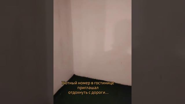 вечерний аэропорт Валенсии встретил очень приветливо. смотреть онлайн