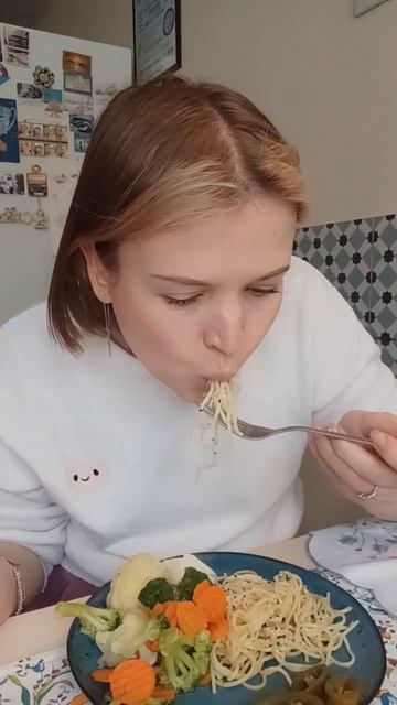 Мукбанг 😄 очень горячо🔥 #мукбанг #funny #едаялюблютебя #food #mukbang #eatingshow #хочуврек #cat смотреть онлайн