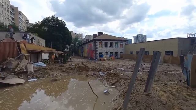 Воронка от попадания второй ракеты в площадку возле детского сада в Киеве смотреть онлайн