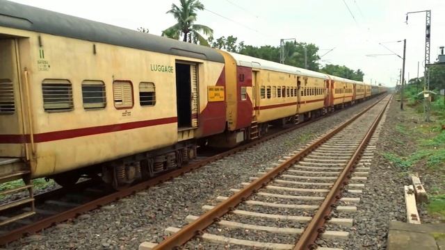Howrah-Balurghat special express meets unique colored staff special EMU train смотреть онлайн