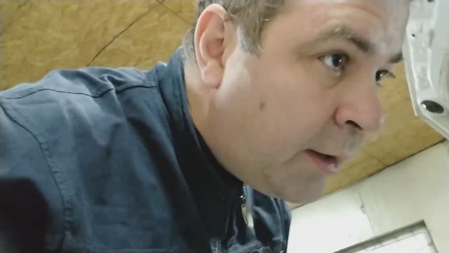 Красная лужа под мотором. Устраняю протечку теплообменника.