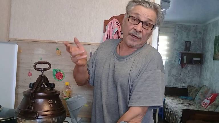 Жизнь в Деревне: Сегодня на кухне: Готовлю Холодец. Вкусный завтрак, пальчики оближешь ! смотреть онлайн