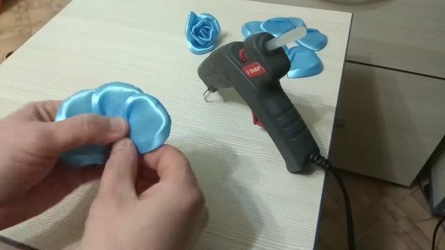 Как сделать пышный цветок из ленты смотреть онлайн