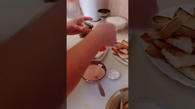Закуска со шпротами 🐟🐟 #готовка #кухня смотреть онлайн