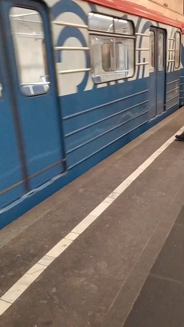 81-717 номерной выезжает из оборотного тупика на Ст. Автозаводская, за которым закрытая линия. смотреть онлайн