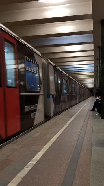 Тематический электропоезд 81-740/741 «Русич» «Нижний Новгород» прибывает на станцию «Щёлковская» смотреть онлайн