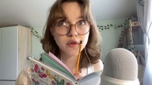 АСМР ~ суетливая девушка задает тебе вопросы // roleplay // звуки карандаша + шепот ˚✧₊