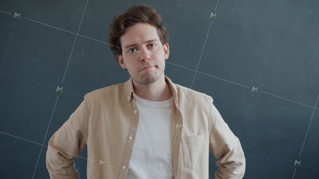 Portrait of serious man shaking head with disappointment and looking at camera strictly on gray смотреть онлайн