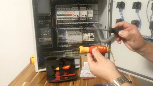 Moment aandraaien van aders onder klem d.m.v. Wiha TorqueVario смотреть онлайн