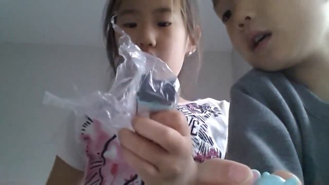 claire opening a blind bag смотреть онлайн