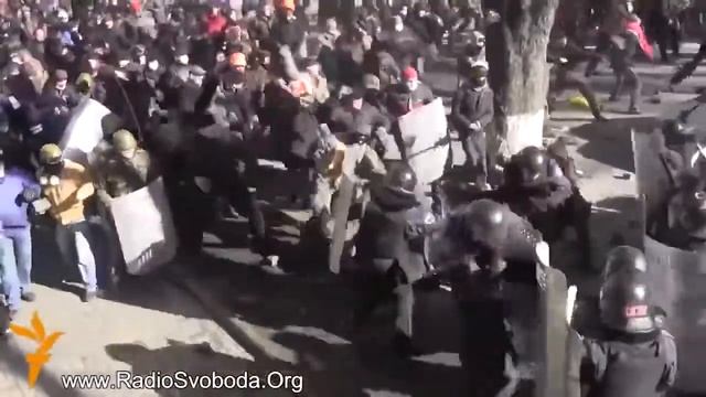 Майдановцы против Беркута 18 02 2014, Бои на ул Шелковичной, Киев, Украина, Майдан, беспорядки, др смотреть онлайн