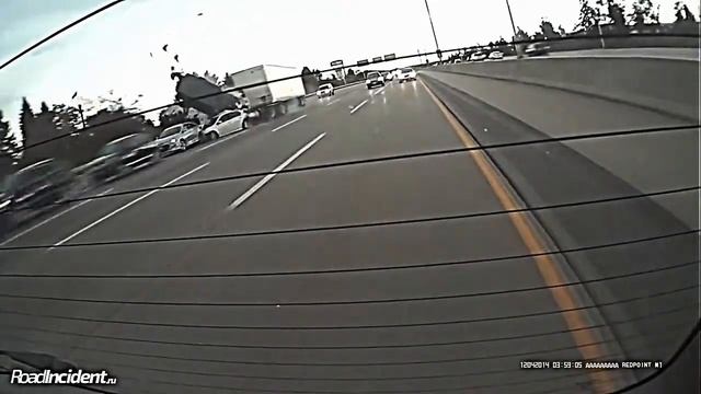 Грузовик таранит легковушки, США смотреть онлайн