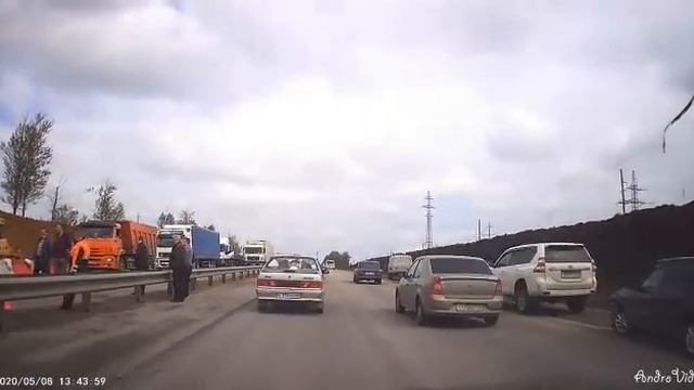 Газель въехала в грузовик смотреть онлайн