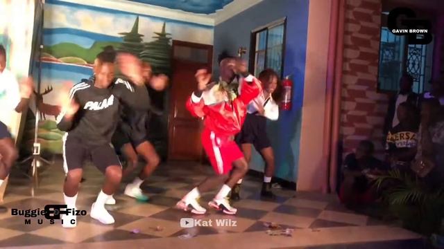 Buggie and Fizo ft GavinBrown mushing it up in Tanzania 2020 Best Dancers of Uganda смотреть онлайн