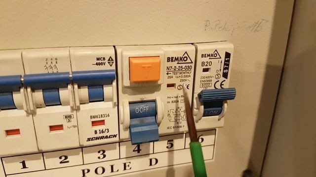 Dlaczego przycisk TEST RCD nie działa? Zawieszony mechanizm wyłącznika różnicowoprądowego w środku смотреть онлайн