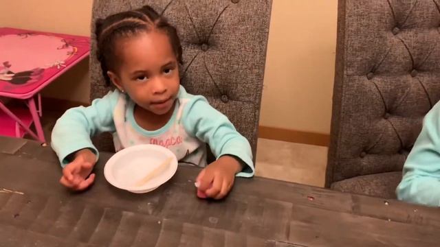 Zoey and Sadie make slime смотреть онлайн