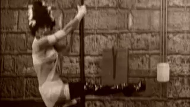 The Bad Examples - She Can Dance Like Frankenstein (Sepia Version) смотреть онлайн