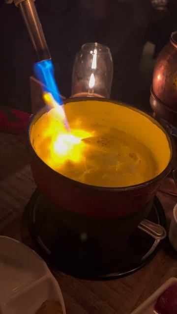 Fomos conhecer o Era uma vez um Chalezinho em Campos do Jordão 🫕#shorts #fondue #chocolate #queijo смотреть онлайн