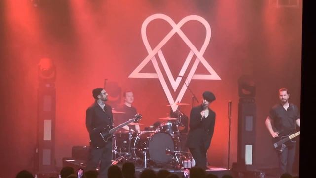 Ville Valo talks to audience finally смотреть онлайн