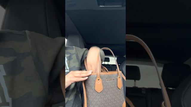 Michael Kors Eva Xtra Small tote смотреть онлайн