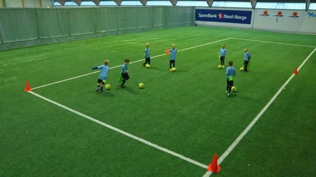 Nappe Hale fotballøvelse for barn 6-7-8 år | Football Exercise Young Children 6-7-8 years old смотреть онлайн