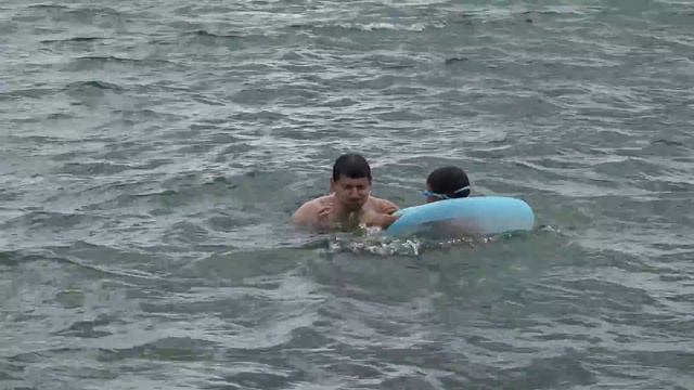 Swimming in waves Ontario Lake on Pickering Beach Toronto by SanSanychTV смотреть онлайн
