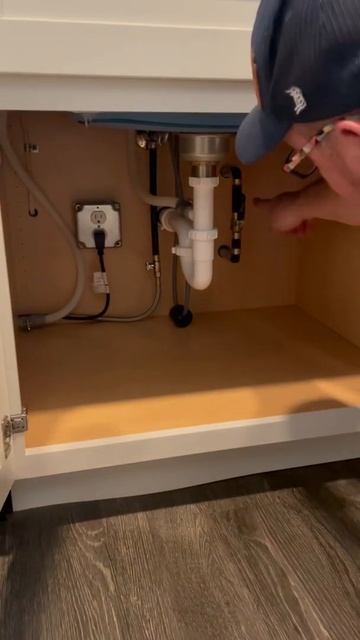 How to turn the water on/off at Westledge Apts (Kitchen Sink) смотреть онлайн