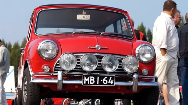 Morris MINI Cooper- old classic car смотреть онлайн