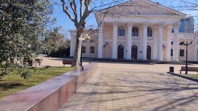 Идем по улице в Сочи смотреть онлайн