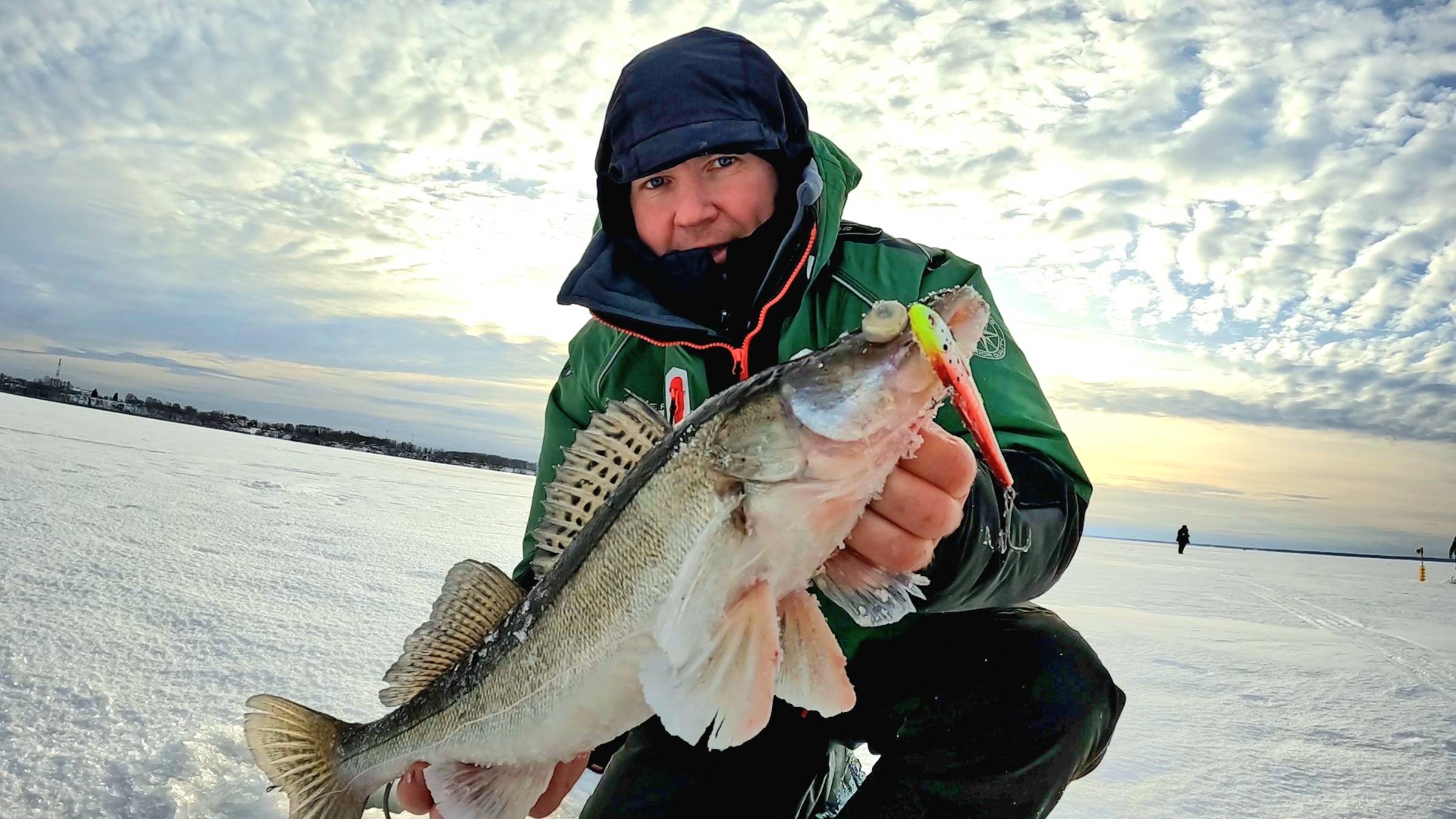 СУДАК КЛЕВАЛ КАК БЕШЕНЫЙ НА ЭТУ ПРИМАНКУ! Зимняя ловля судака на вибы. Зимняя подледная рыбалка 2025 смотреть онлайн