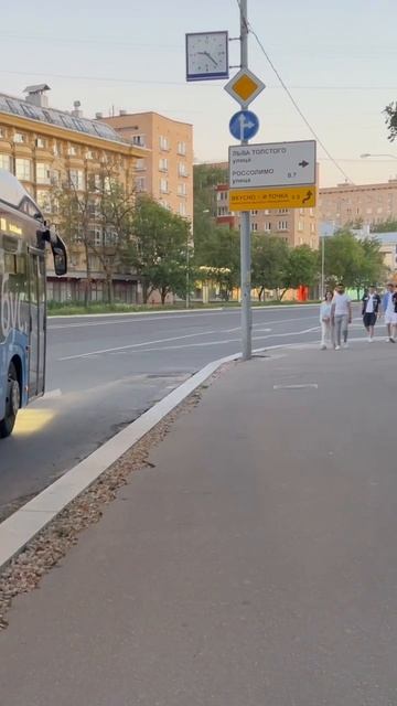 Отправление Автобуса Москва, КАМАЗ-6282 № 411531 от остановки Улица Льва Толстого маршрут 138к смотреть онлайн