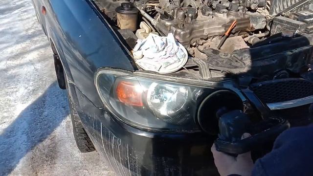 Мастер полирует помутневшие стекла фар автомобиля. смотреть онлайн