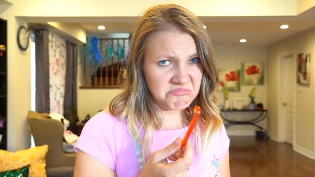 Эмма и мама играют в школу и едят вредную еду. Pretend Play School & Eat not Healthy food смотреть онлайн