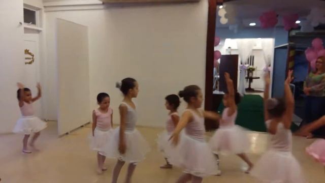 Coreografia Aniversário Maria Eduarda Santos смотреть онлайн