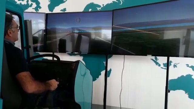 Simulatore Camion Petronas in Azione al R&T Centre di Torino смотреть онлайн