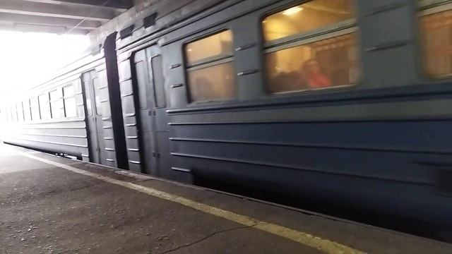 ЭР9М-392 на Северной платформе смотреть онлайн