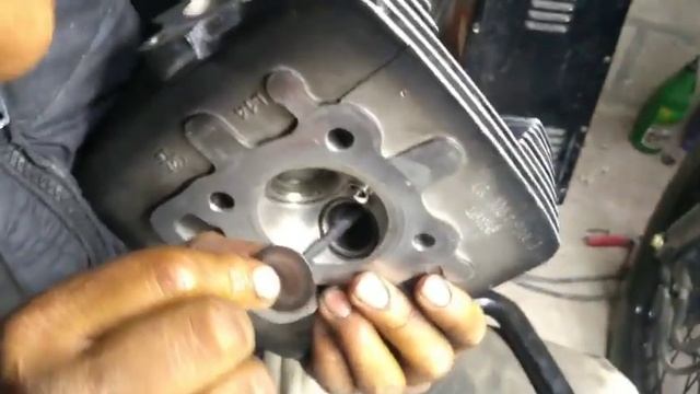 moto tarda en encender, explosiones en carburador y no se mantiene, válvulas calzadas, solución смотреть онлайн