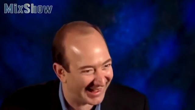 Джефф Безос смеётся