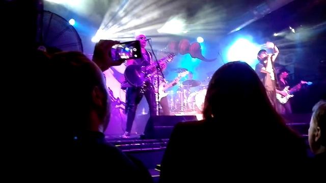 Fantastica versión de Stinger del Wind of Change de los Scorpions смотреть онлайн