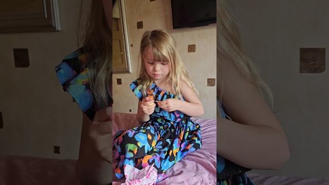 Freya's LOL's. Let's open a Sooo Mini Lil. #lol #unwrapping смотреть онлайн