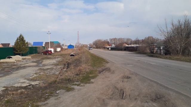 парящий над дорогой коршун смотреть онлайн