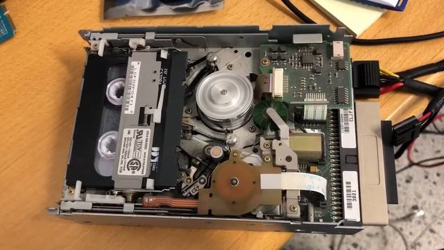 DAT drive running cleaning tape sequence смотреть онлайн