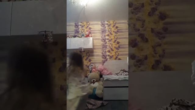 #Влог. Ульяна рассказывает о своей жизни и показывает танец У-И У-АА. ОЦЕНИТЕ наш танец 👍 и 👎 смотреть онлайн