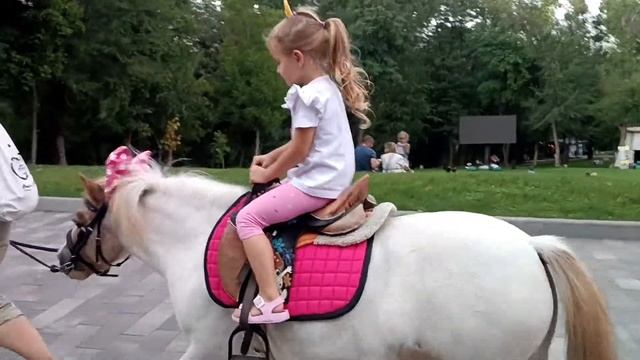 Аня катается на лошадке Бьянке Пони и держит сову Масика На прогулке в парке Колибри арт Colibri ar смотреть онлайн