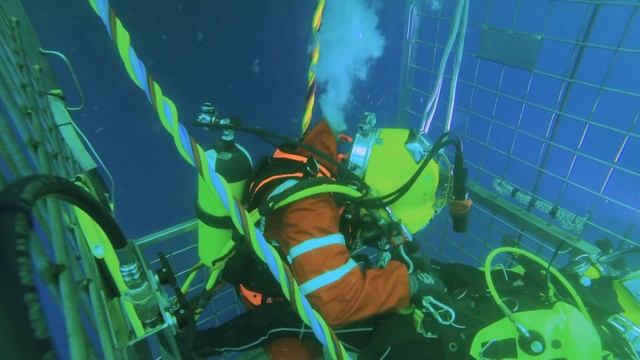 Recovering an unconscious diver (camera inside the basket) смотреть онлайн