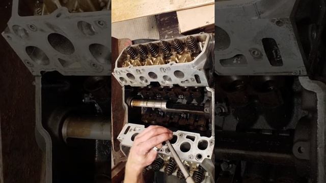 V6 Mustang Heads 4: Pushrods, Rocker Arms, Lifters Remove/ Install смотреть онлайн