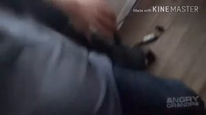 Злой дед играет в планшет